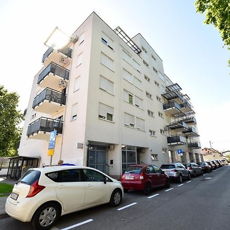 Block Apartment Park With Private Garage Parking Zagreb Extérieur photo
