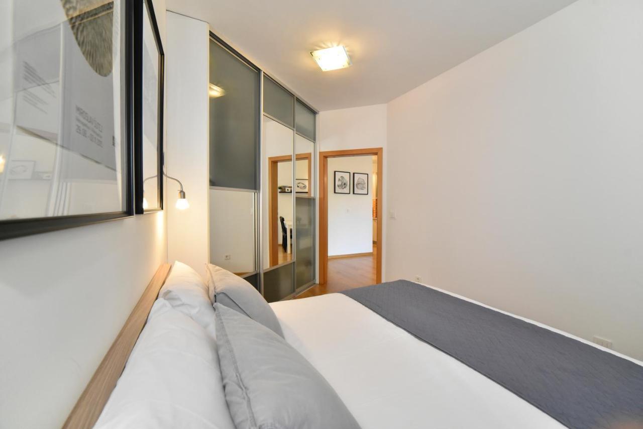 Block Apartment Park With Private Garage Parking Zagreb Extérieur photo
